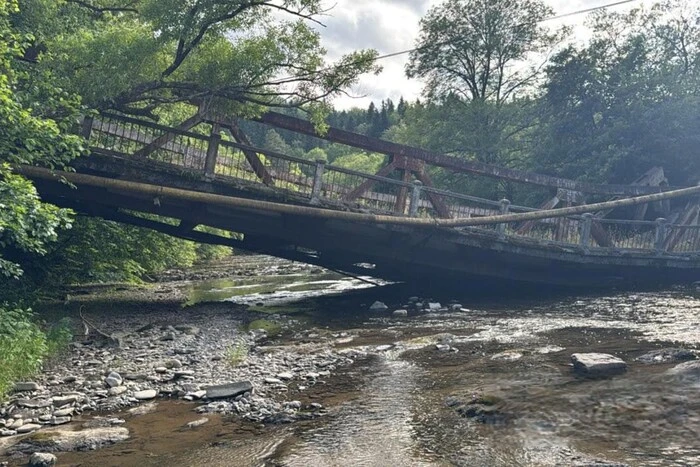 A bridge collapsed in Transcarpathia: 8 settlements are left without connection