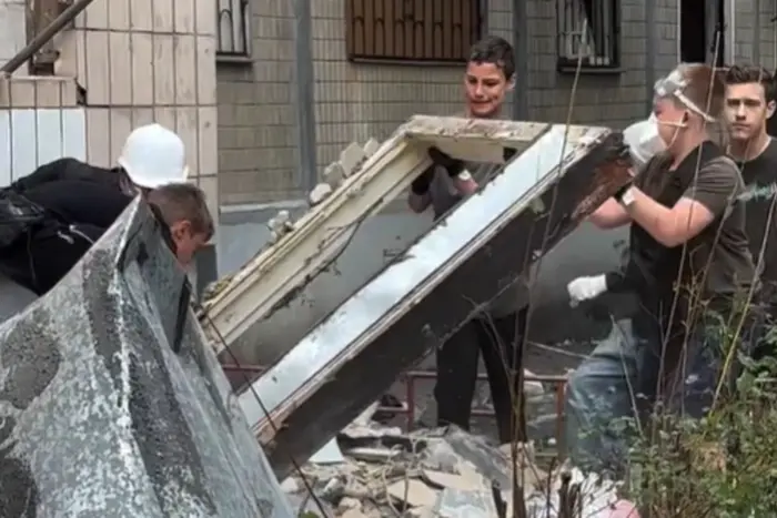 Schoolchildren in Kyiv Help Clear Debris After Russian Strike (Video)