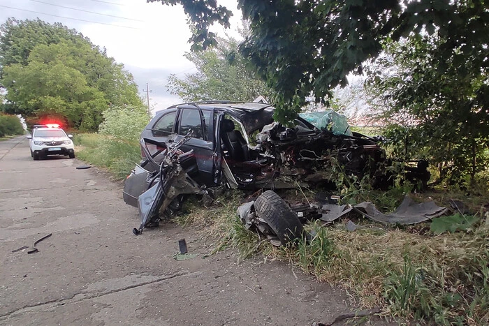 На Одещине водитель на BMW врезался в дерево и убил своего пассажира