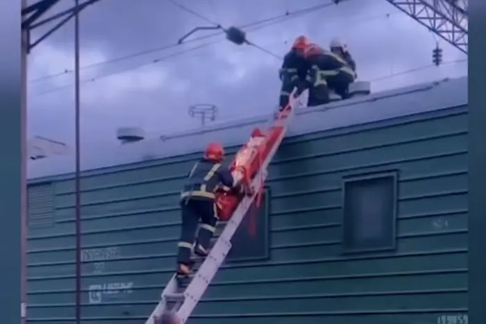 W Chmielnickim ratownicy uratowali nastolatka, który porażony został prądem na dachu wagonu