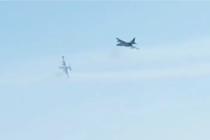 Російський Су-25 збив свого напарника (відео)