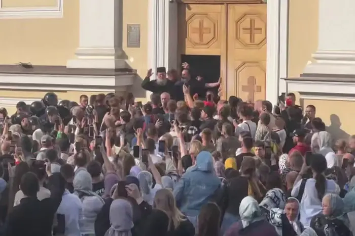 Drzwi świątyni były uszkodzone: co dzieje się w Soborze Świętego Ducha w Czerniowcach (wideo)
