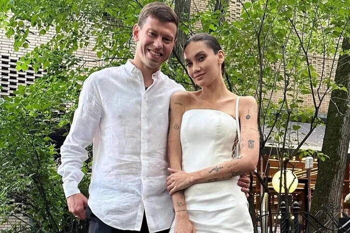 «Gestockt». Die Frau des russischen Fußballspielers beschwert sich über Probleme mit dem Flugverkehr