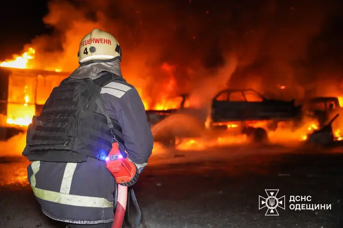 РФ вдарила по Одесі: загинула людина, знищено автомобілі (фото)