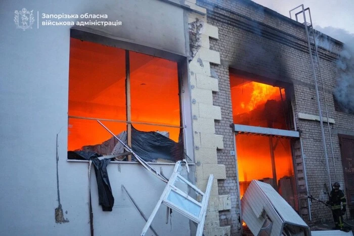 Запоріжжя. З'явились кадри наслідків ворожого обстрілу