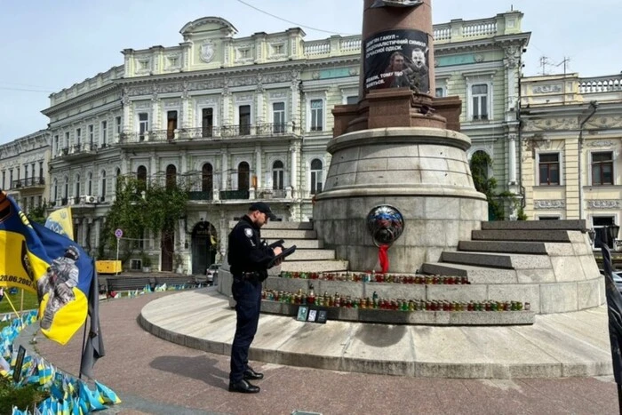 В Одессе неизвестные нарисовали флаг РФ на постаменте, где стояла Екатерина II