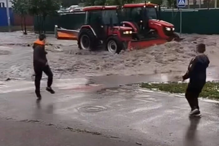 In Poltava, snow removal tractors fought against the rain