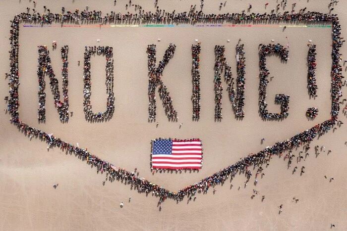 Протестующие образовали живую надпись No King в Сан-Франциско (видео)
