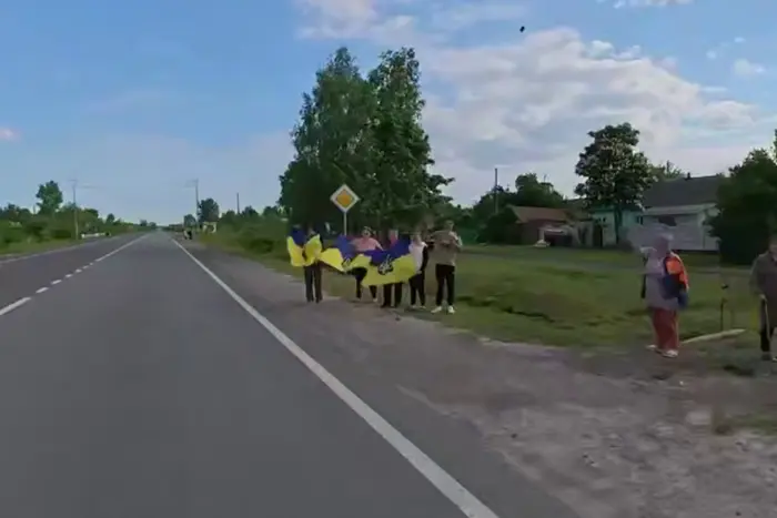 Die befreiten Ukrainer auf dem Weg nach Hause werden von Menschen begrüßt: berührendes Video
