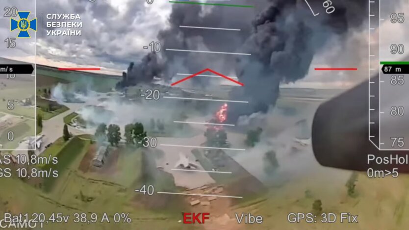 СБУ показала нове відео удару по російському бомбардувальнику Ту-22М3