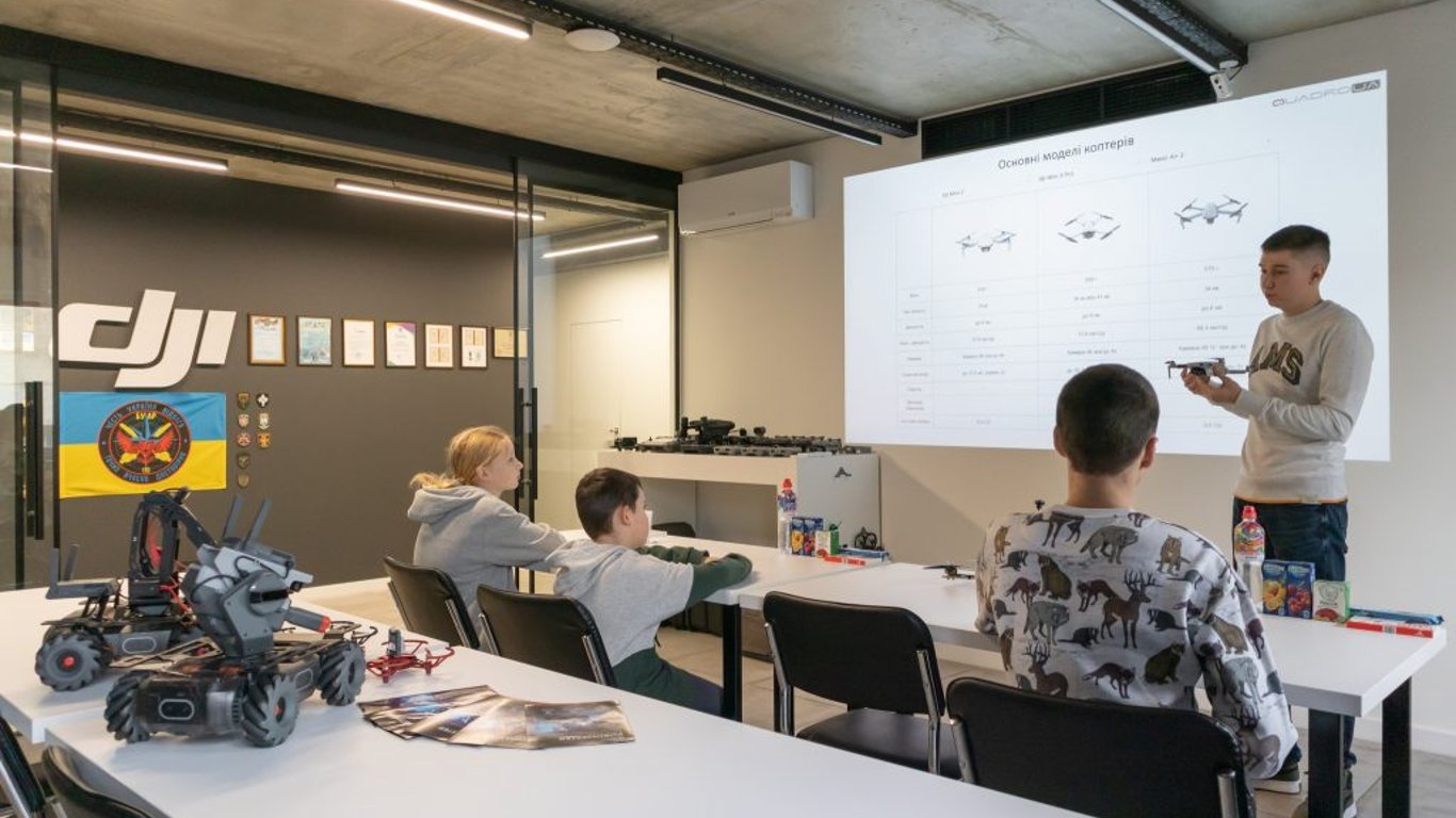 In der Ukraine werden Schüler im Umgang mit FPV-Drohnen unterrichtet