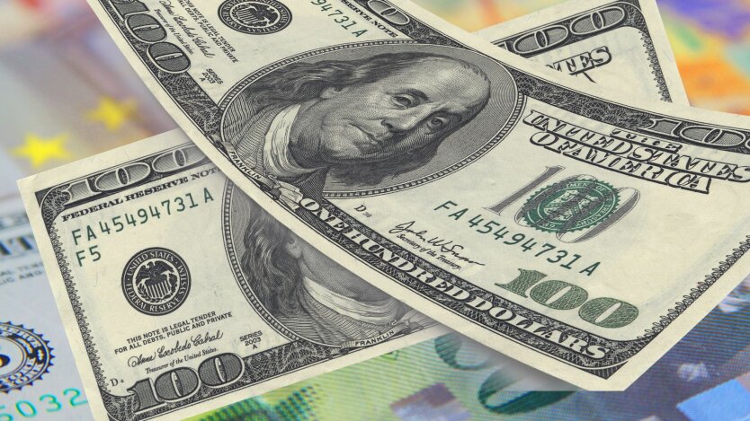 Що відбувається з гривнею: скільки тепер просять за 100 доларів в обмінниках